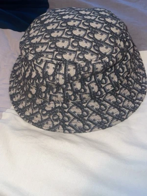 Dior Bucket hat - Säljer en snygg dior bucket hat det är unisex så funkar för båda. Den är helt ny och finns ingen bevis på använding. Pris går att diskutera. Byten funkar!