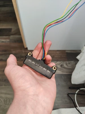 str8 LED-lampa  - Elektronisk LED-lampa i svart plast med genomskinligt skydd och flera färgade kablar (grön, gul, röd, blå). Lampan har två monteringshål och passar till olika elektronikprojekt eller fordon. Enkel att koppla in tack vare de tydliga kablarna.