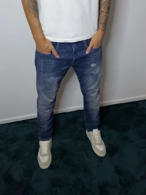 Replay Jeans  - Ett par väldigt exklusiva jeans ifrån Replay! Storlek 34-30!🙌 modellen är 180 och väger 70kg