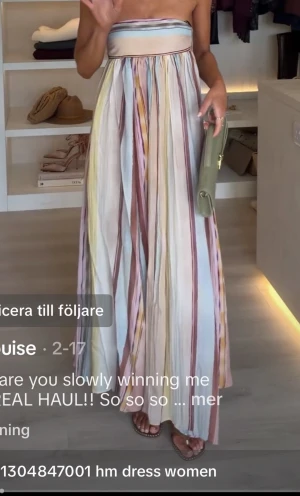 Randig bandeauklänning från H&M - Intressekoll på denna fantastiska slutsålda klänningen från H&M. Ny med prislappen på