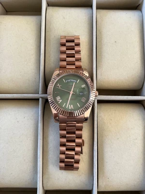 Ekstrand DayDate Roseguld/Grön - Daydate Klocka i roseguld och med grön urtavla klockan är kortare än vanligt så största läget är 16-17 cm inklusive uret!