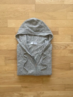 Bvaldi  - Bvaldi zip up | Skick 9 | Nypris 1300kr mitt pris endast 699kr | Storlek S | Priset är ej hugget i sten! | Hör av dig vid minsta fråga eller fundering! 📩 OBS! Färgen på bilderna ser dålig kvalité ut men i verkligheten så är den grym!