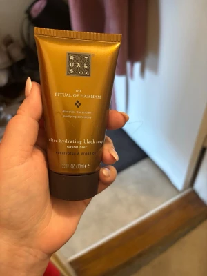 Rituals The Ritual of Hammam svart tvål - En lyxig svart tvål från Rituals, The Ritual of Hammam, med eukalyptus och arganolja. Tuben är bronsfärgad med brunt lock och innehåller 70 ml. Perfekt för dig som vill ha en återfuktande och renande kroppstvål.