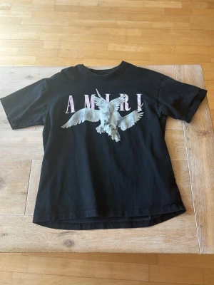 Svart AMIRI t-shirt med fågeltryck - Snygg amiri tröja i väldigt bra skick 