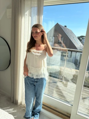 Massimo Dutti top - Vit flowy top från Massimo Dutti. Storlek S 🙌🏼🙌🏼🙌🏼🙌🏼❤️❤️❤️❤️orginalpris 1100