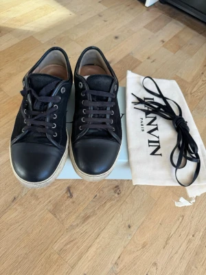 Lanvin dbb1 storek 42  - Ett par svarta lanvin dbb1 som passar storlek 42, cond 7/10 inte orkat göra i ordning dem, men om man recondar pch sätter på nya skosnören borde dem se nästintill nya ut. Priset kan ssänkas vid snabb affär, skorna kan postas eller hämtas på Östermalm i Stockholm. Det som tillkommer skorna är, låda, dustbags(för skorna) och orginal lådan. 