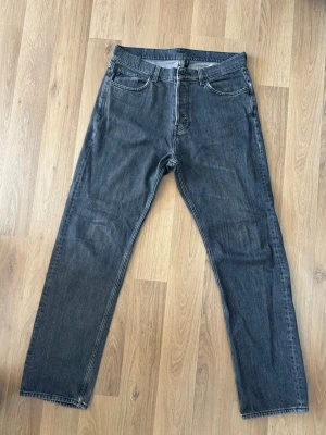 Weekday Jeans  - Svarta Jeans från Weekday i väldigt fint skick. Stl 29/32. Säljer pga att de är för små. Hör av dig vid frågor!