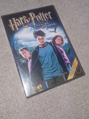 Harry Potter och Fången från Azkaban DVD - DVD-film av Harry Potter och Fången från Azkaban. Utgåva nr 3. Perfekt för dig som gillar fantasy och magi eller samlarobjekt. Språk: Svenska, engelska och norska. Text: Svenska, engelska, norska, danska, finska oxh isländska