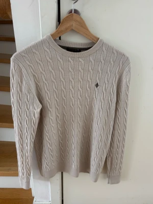Beige kabelstickad tröja Morris - Beige Kabelstickad tröja från Morris | 100% merinoull | Storlek M passar S | Mycket br skick | Ställ gärna frågor 🫱🏻‍🫲🏼