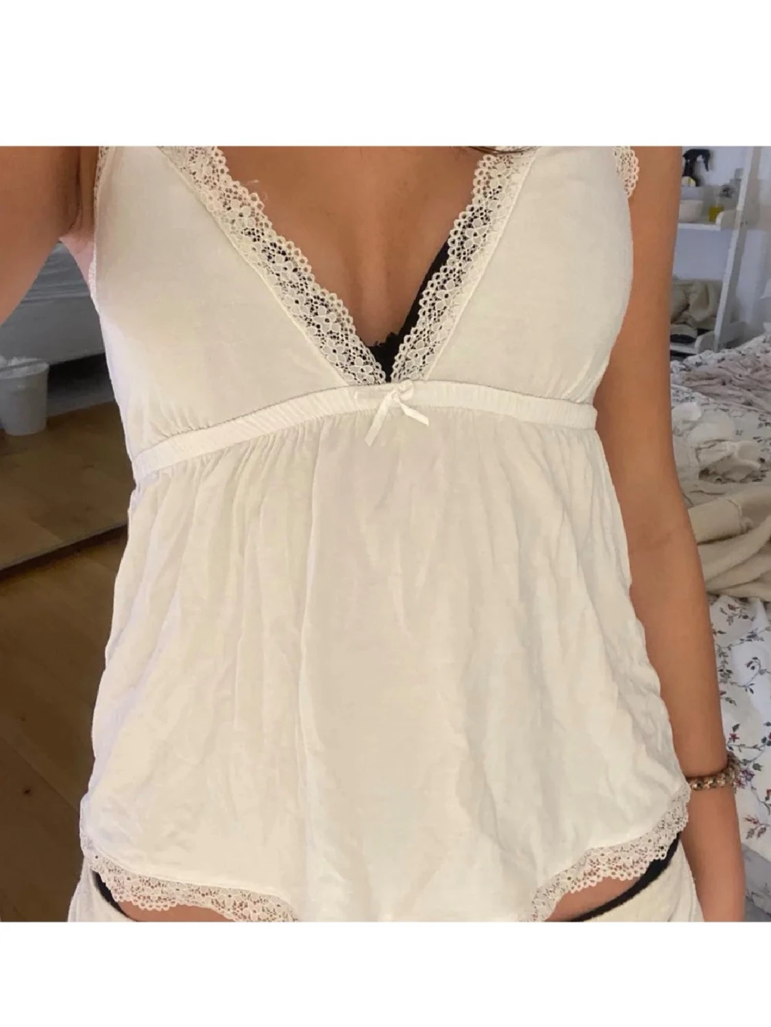 Vit spetskantad nattlinne