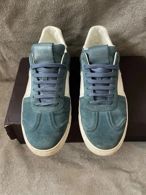 Valentino Flycrew - Säljer ett par otroligt feta och sällsynta Valentino Flycrew Sneakers | Storlek 42.5, sitter något större | Använda men fortfarande väldigt fint skick, 3 nitar saknas på vardera sko | Valentino Box medföljer ✅