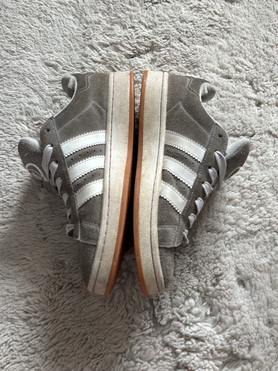 Grå Adidas sneakers med vita detaljer - 1