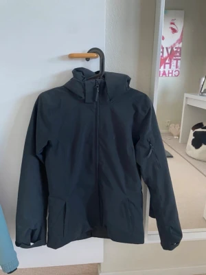 Skidjacka - Svart skidjacka med dragkedja och flera fickor❣️Varm o skön