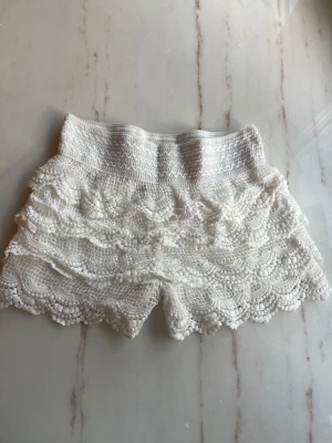 Vita spets shorts  - Vita spets shorts som är stretchiga i midjan och passar xs-m