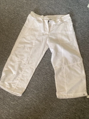 Vita trekvartsbyxor - Dösnygga trekvartsbyxor😍Justerbara längst ner och i midjan. Lite långa på mig