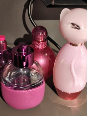 Parfymset med söta dofter och flaskor! Använt hälften i varje flaska men meow är det 75 % kvar!  -  Parfymset med söta dofter och flaskor! Använt hälften i varje flaska. Britney Spears Fantasy, Kathy Perry Meow, Hollister Festival nite samt Boum Candy Land EDP av Jeanne Arthes 🌸