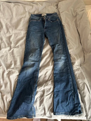Blå bootcut jeans från ONLY - Säljer ett par blå bootcut jeans från ONLY pga att de tyvärr inte längre passar. Jeansen har normal midja och är i denim med stretch för skön passform. Hör gärna av dig vid frågor!💗
