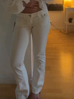 Vita bootcut jeans med låg midja - Säljer ett par vita bootcut jeans med låg midja och klassiska fickor fram och bak från nelly. Jeansen har snygga sömmar och är tillverkade i denim med stretch för en bekväm passform. Går ner till maken på mig som är 170💕 700 på hemsidan, säljer för 449. Använda 3 gånger.