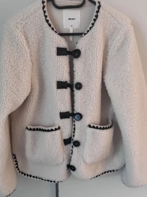 Vit teddyjacka från OBJECT - Mysig vit teddyjacka från OBJECT och nästan aldrig använd i nyskick. Jackans nypris är runt 800 kr.