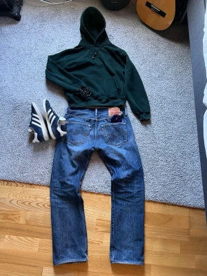 Grön Hoodie Vailent XS - Tjena! säljer denna mörkgröna hoodie från Vailent i storlek XS. Den är väldigt sparsamt använd och har inte som helst defekter. 100% bomull. MÅTT 60cm lång, 50cm i midjebredd, 52cm i axelbredd. Skriv om du undrar något!(PRISET ÄR INTE FAST)