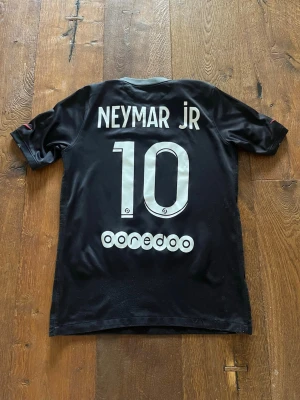 Neymar 21/22 - Säljer en autentisk Neymar jr psg tröja från säsongen 21/22. Använd endast ett fåtal gånger och kvaliteten oerhört bra. Hör gärna av er vid frågor. Priset är ej hugget i sten.