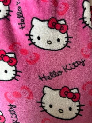 Hello-kitty pyjamasbyxor!💕 - Jättemysiga pyjamasbyxor med hello-kitty motiv! Väldigt små i storleken. Det står XXL på lappen och sitter relativt på mig som normalt har S (Vilket syns på bild 2 & 3).  Jag skulle också säga att dom är ganska korta i benen  (Jag är 165cm lång😊). Köpta på Vinted. Kom gärna privat vid fler frågor och kolla gärna in resten av min profil! 🥰🥰