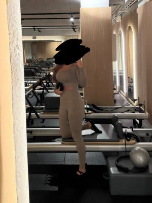 Beige seamless träningsset - Säljer ett beige seamless träningsset från Aim'n som består av långärmad crop top(S), tights(XS) och cykelshorts(XS). Setet är tillverkat i stretchigt och bekvämt material som passar perfekt för gym eller pilates. Diskret Aim'n-logga på shortsen och tightsen. Shortsen och toppen:650.      Tights och topp:750