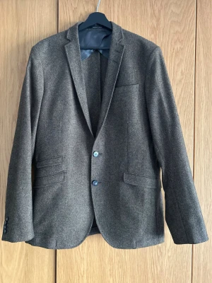 Tiger of Sweden kavaj/blazer ull - Säljer en kavaj från Tiger of Sweden, 60% ull. I mycket fint skick, använd ett fåtal gånger. Perfekt till bröllopet, studenten eller examen.