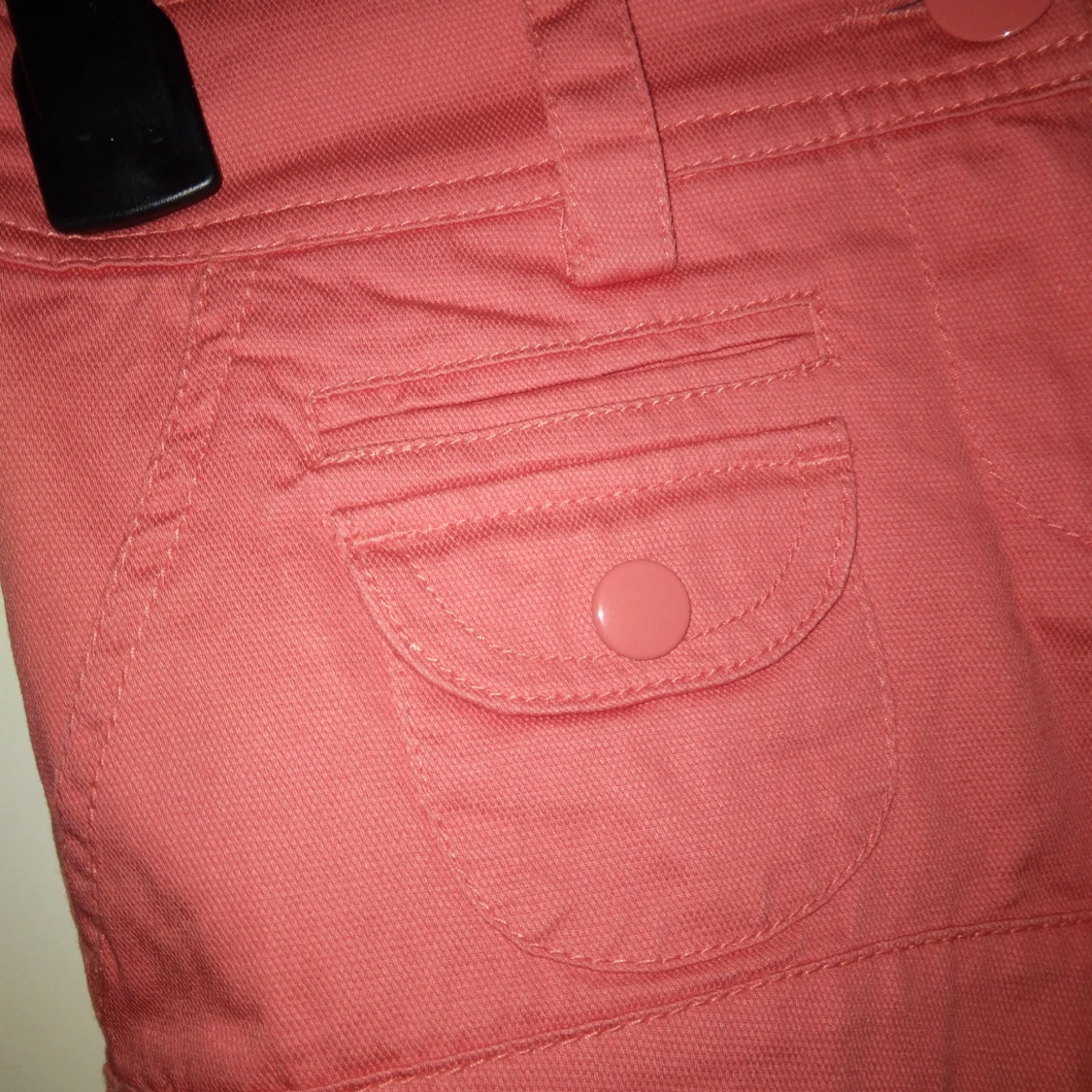 NYA och oanvända korallfärgade  shorts, Strlk 32 /  XS. Flera fickor.  - 4