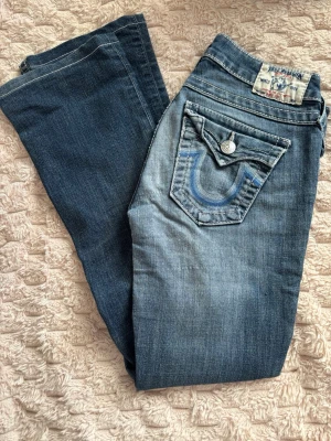 True religion jeans  - Lågmidjade jeans från true religion. Midjemått: 36cm. Grenhöjd: 17cm. Innerbenslängd: 76cm. Lårbredd: 20cm. Hör av dig vid frågor! Kolla gärna mina andra jeans!