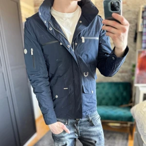 Snoot field jacket  - Mycket bra skick, inga defekter! Passar dig som är mellan 170-180cm ungefär. Storlek M men sitter som S, Modellen är 185 cm, 75kg. Passar bra nu till våren! Skriv för mer information!🤝