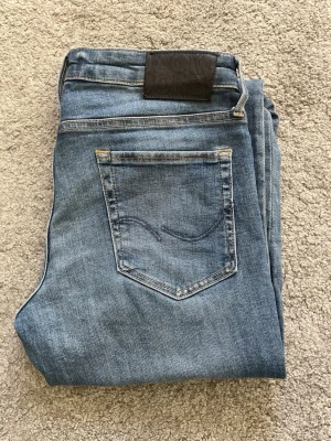 Jack & Jones jeans - Säljer ett par klassiska blå jeans från Jack & Jones .Jeansen har en snygg tvättad look och är gjorda i denim med en skön känsla. Perfekta till vardags för en avslappnad stil. Har knappt använt dom😃storlek W30 L30