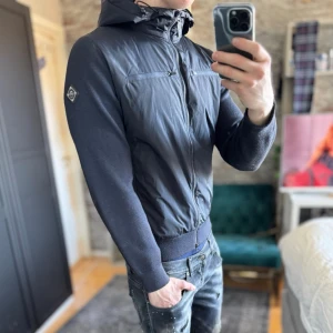J.lindeberg cardigan - Bra skick, lite nopprig och lite smuts! Passar dig som är mellan 170-180cm ungefär. Modellen är 185 cm, 75kg. Passar bra nu till våren! Skriv för mer information!🤝