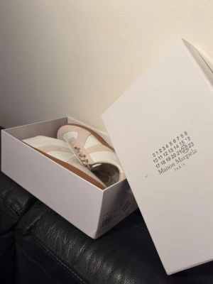 Margiela gats  - En par Margiela gats I en vit/beige färg. De är i ny skick då jag har prövat dem på en gång! Priset kan diskuteras vidare👌 Ny pris 6600kr 