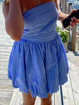 Klänning - Jättesöt kort klänning. Öppen i ryggen och perfekt till sommaren🩵🩵🩵