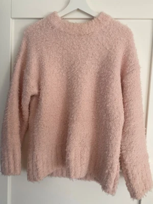 Ljusrosa fluffig stickad tröja - Mysig ljusrosa stickad tröja med fluffig material. Jättefin till en kjol eller liknande nu till våren💕💕skriv gärna om du har frågor!!
