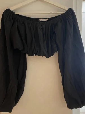 SÖKER TOPP - Söker denna fina toppen från NA-KD! Gärna i både svart och vit, storlek 34 eller 36!💕💕Hör gärna av dig ifall att du kan tänka dig sälja!