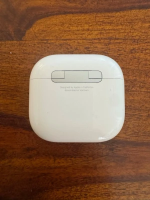 Apple AirPods Pro laddningsetui - Säljer ett vitt, stilrent laddningsetui till Apple AirPods gen 4. Etuiet är model A3059. Endast laddnigsetui och inga lurar till så kolla att dina lurar passar till denna modell. 