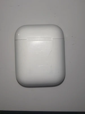 Apple AirPods - AirPods mycket bra för dig som går promenader eller bara vill lyssna på musik eller poddar. Du får med ett skal också till dom. De ändå som är dåligt är att vänstra airpoden funkar ej. 