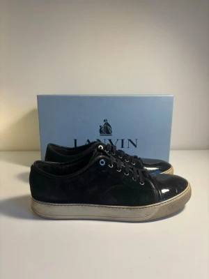 Lanvin Cap Toe UK11 - Säljer ett par Lanvin dbb1 patent cap toe | storlek uk11 eu 46 | väldigt bra skick | pris går att diskutera vid snabb och enkel affär | box ingår vid köp |