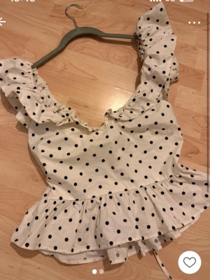 Vit prickig blus med volanger - Super söt och trendig prickig blus perfekt till sommaren! Köpt på Vinted helt utan defekter!!💗
