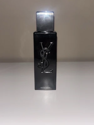 YSL MYSLF Eau de Parfum 40 ml - Snygg parfym från Yves Saint Laurent, MYSLF Eau de Parfum. Flaskan är svart och rektangulär med YSL-loggan i relief på framsidan. Innehåller 40 ml, 35 ml kvar ungefär. 