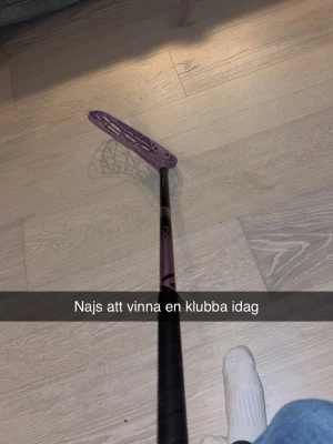 Oxdog innebandyklubba lila/grön - Säljer en innebandyklubba från Oxdog med ett svart och lila skaft, jag vann den när mitt lokala innebandylag gick upp i allsvenskan aldrig använt jag säljer den för det är fel flex på denBladet är designat för precision och kontroll.