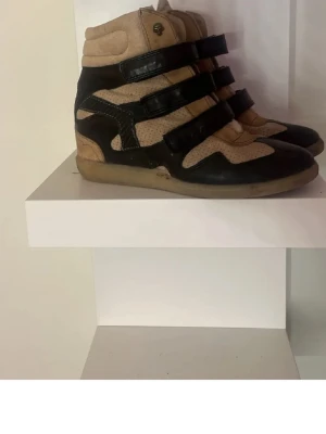 Kilklack sneakers - Säljer Rut par kilklack sneakers i bra skick i storlek 39!