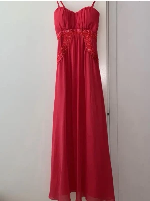 Klänning - Säljer denna klänningen som kan användas på bal, bröllop eller annat