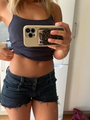 Jeans shorts  - Svarta jeans shorts, skulle säga storlek xxs, low waist, jätte bra skick.