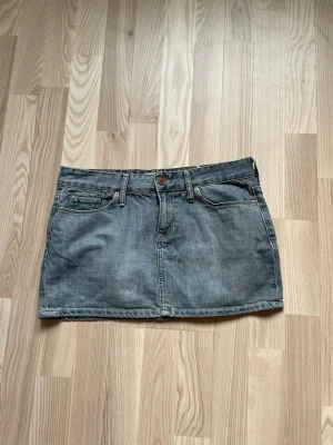 Gap kjol - Aldrig använd, så är i gott skick 💞💞Från GAP Jeans och strl är S. Köpt för 500kr 🕺🏼🕺🏼