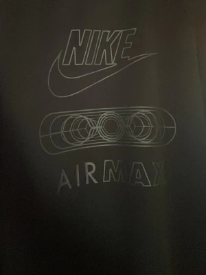 Nike Airmax - Fin Nike tröja stl M men passar till L/XL har ingen användning av den längre därför vill ja sälja den. den har reflex 