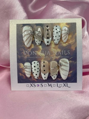 BijouDots (S);Medium Almond - Handgjorda press-on naglar i svartvitt med coola prickar, kedjor och pärlor. Mix av nude och vit bas, medium almond form och trendiga detaljer. Perfekt för dig som vill sticka ut med unika naglar. S: 15 mm, 11,5 mm, 12 mm, 11 mm, 9 mm 
