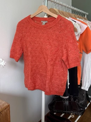 Stickad topp - Så fin korall/orange stickad tröja i unikt mönster från hm 